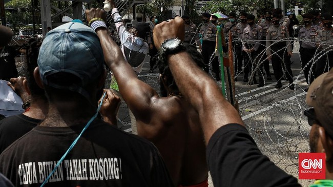 Masyarakat Papua menyerukan referndum Papua saat menggelar aksi 1 Desember di Patung Kuda, Jakarta, Selasa (1/12).