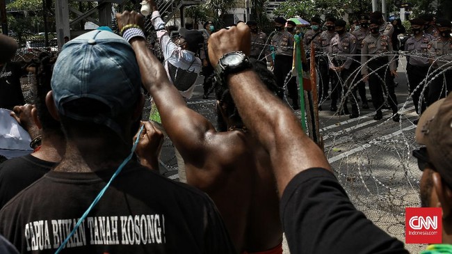 Surya Anta Terjun Aksi 1 Desember, Massa Serukan Referendum Masyarakat Papua menyerukan referndum Papua saat menggelar aksi 1 Desember di Patung Kuda, Jakarta, Selasa (1/12).