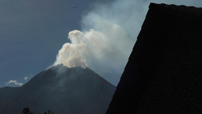 BPPTKG menyatakan Gunung Merapi mengeluarkan guguran material yang diduga lava pijar pada Senin (4/1) malam yang terpantau dari CCTV.