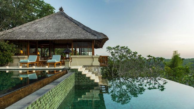 Sebuah resort di Bali, Amandari merupakan resort dengan infinity pool pertama di Ubud, bahkan di Indonesia yaitu sejak 1989.