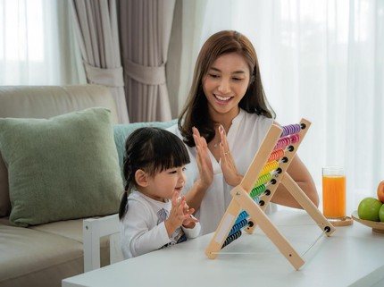 4 Tips Melatih Anak Berbuat Kebaikan, Dimulai dari Main Bersama Yuk Bun