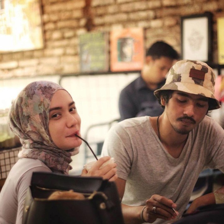 <p>Misalnya, sekadar minum kopi berdua di kafe seperti pasangan yang masih pacaran. (Fotp: Instagram @arya.saloka)</p>