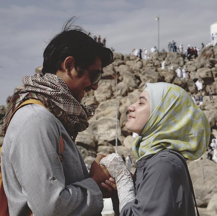 <p>Ia juga membagikan momen mesranya dengan Putri Anne ketika berada di Tanah Suci Mekah, Bunda. (Fotp: Instagram @arya.saloka)</p>
