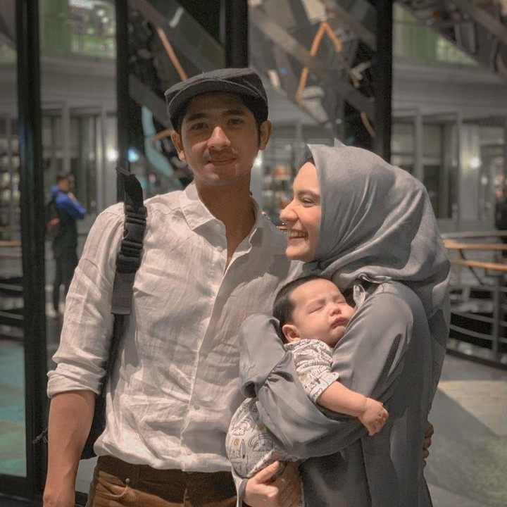 <p>Pasangan ini sekarang sudah dikaruniai anak laki-laki yang bernama Ibrahim Jalal. (Fotp: Instagram @arya.saloka)</p>