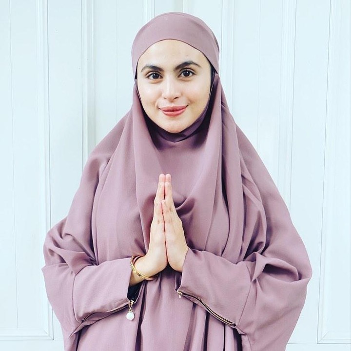 <p>2. Namun sejak memutuskan berhijab, wanita kelahiran 27 Oktober 1987, ini pun jadi jarang terlihat di layar kaca. (Foto: Instagram @ashasyara)</p>