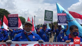 Demo Buruh di Patung Kuda Soroti Bintang Mahaputera Hakim MK