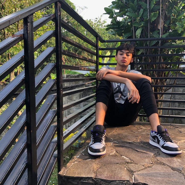 <p>Kini Fattah masih duduk di bangku sekolah dan belum diketahui apakah bakal mengikuti jejak karier orang tuanya sebagai artis. Kita doakan semoga sukses selalu ya. (Foto: Instagram @fattahsyach)</p>