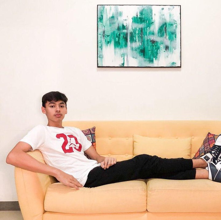 <p>Anak sulungnya, Fattah Syach kini beranjak remaja. Parasnya makin ganteng seperti ayahnya waktu muda.(Foto: Instagram @attar.syach)</p>