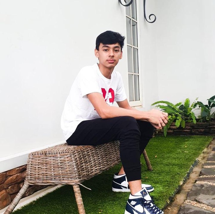<p>Selain paras keduanya mirip, keduanya juga berulang tahun di bulan yang sama, yaitu bulan April. (Foto: Instagram @ananda_faturrahman)</p>
