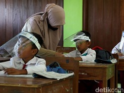 Lara Pedagang Seragam: Omzet Anjlok 90% Selama Tak Ada Sekolah Tatap Muka