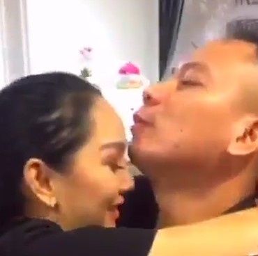Vicky Prasetyo Cium Kening dan Nyanyikan Lagu untuk Kalina Ocktaranny
