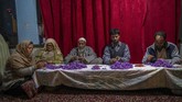 FOTO: Memanen Saffron, Rempah Termahal Dunia di Kashmir Dikelilingi oleh pegunungan rendah, lembah dengan hamparan bunga ungu di Kashmir menghasilkan salah satu rempah paling berharga di dunia, saffron.