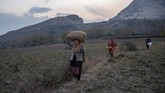 FOTO: Memanen Saffron, Rempah Termahal Dunia di Kashmir Dikelilingi oleh pegunungan rendah, lembah dengan hamparan bunga ungu di Kashmir menghasilkan salah satu rempah paling berharga di dunia, saffron.