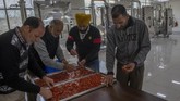 FOTO: Memanen Saffron, Rempah Termahal Dunia di Kashmir Dikelilingi oleh pegunungan rendah, lembah dengan hamparan bunga ungu di Kashmir menghasilkan salah satu rempah paling berharga di dunia, saffron.