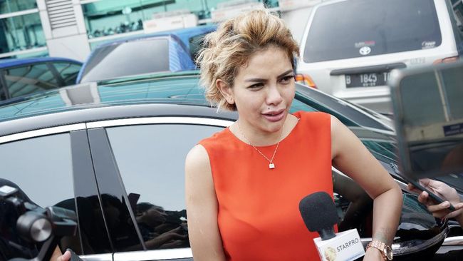 Asisten membawakan makanan kepada Nikita Mirzani yang masih jalani pemeriksaan di Polresta Serang Kota.