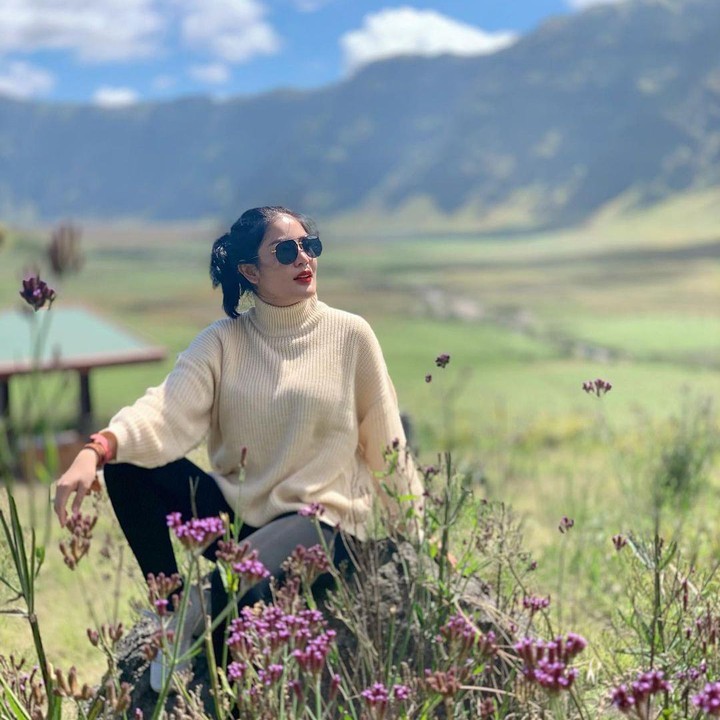 <p>Selain ke Malang, Nindy juga berkunjung ke Gunung Bromo. Liburan ke alam kini memang jadi destinasi favorit selama pandemi Corona. (Foto: Instagram @nindyparasadyharsono)</p>