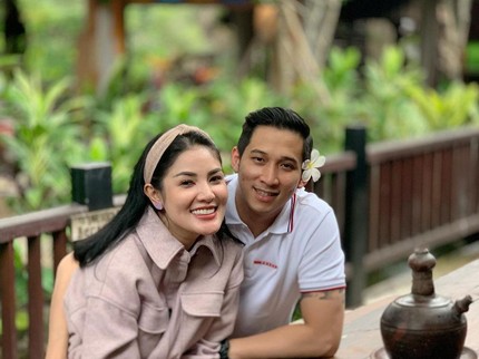 6 Potret Ultah ke-9 Pernikahan Nindy Ayunda & Suami di Malang dan Bromo