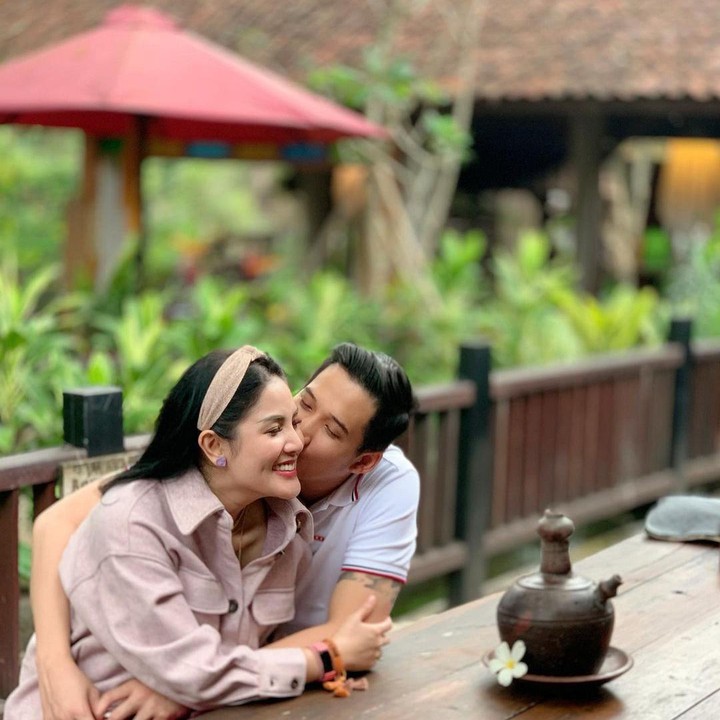 <p>Baru-baru ini, penyanyi Nindy Ayunda dan suaminya, Aska Harsono, merayakan ulang tahun ke-9 pernikahan mereka. (Foto: Instagram @nindyparasadyharsono)</p>