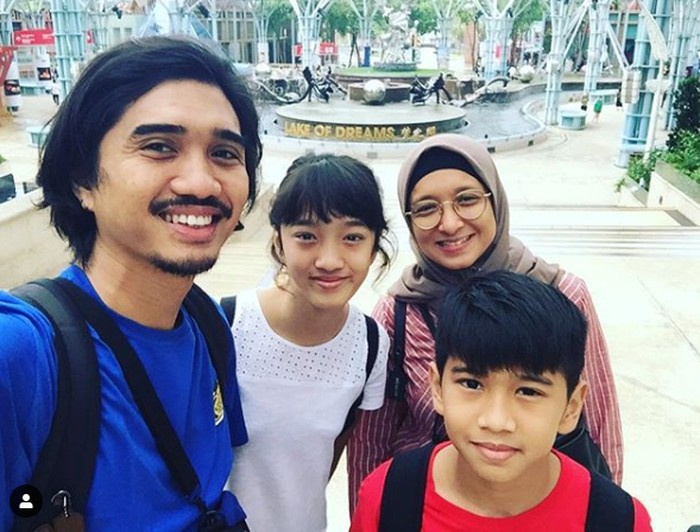 Sheila on 7 merupakan salah satu band legendaris di Indonesia yang tak lekang waktu. Walaupun ia terus disibukkan dengan berbagai acara manggung, ia juga tak pernah terdengar kabar miring sekalipun. Duta kerap kali membagikan berbagai momen manis bersama keluarga kecilnya. Berikut moment duta saat liburan bersama kedua putra putrinya dan istrinya (Instagram/@pakduta)