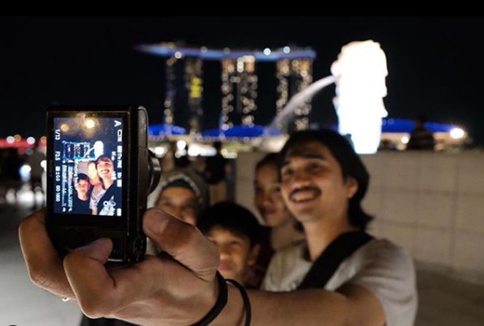 Berikut ini potretnya bersama keluarga kecilnya. Saat liburan bersama putra dan putrinya. Duta juga terlihat sangat penyayang. Ia seringkali membagikan berbagai potret istri dan kedua anaknya di akun Instagram pribadinya (Instagram/@pakduta)