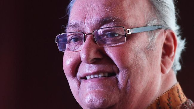 Aktor legendaris Bollywood, Soumitra Chatterjee meninggal dunia pada usia 85 tahun karena komplikasi yang terkait dengan Covid-19.
