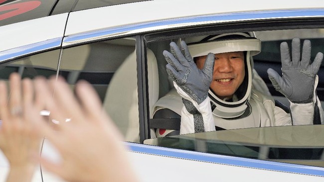 NASA menangguhkan kontrak terkait proyek membangun pesawat ruang angkasa guna membawa astronaut ke bulan pada 2024 .