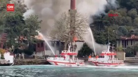 VIDEO: Masjid Kayu Bersejarah Abad Ke-17 Terbakar
