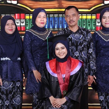 Viral Kisah Ibu yang Sudah Meninggal Hadir di Foto Wisuda Anak