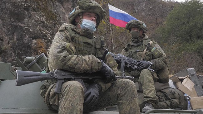 Rusia mengklaim berhasil membuat Armenia-Azerbaijan menerapkan gencatan senjata usai bentrok lagi di perbatasan hingga menewaskan hampir 100 orang tentara.