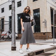 Anti Mati Gaya, 9 Perpaduan Outfit Kaos dan Rok Ini Bikin Kamu Cool