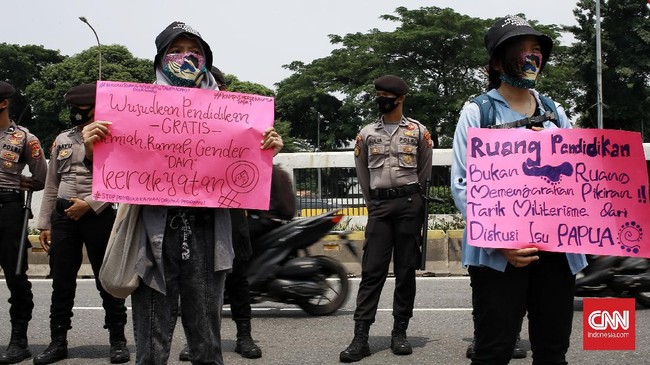 FOTO: Aksi Hari Pelajar Internasional di Depan Kemendikbud