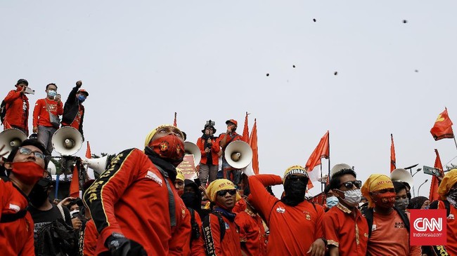 Mayoritas kebijakan yang merugikan buruh berkenaan dengan Omnibus Law UU Cipta Kerja.