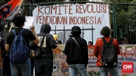 FOTO: Aksi Hari Pelajar Internasional di Depan Kemendikbud