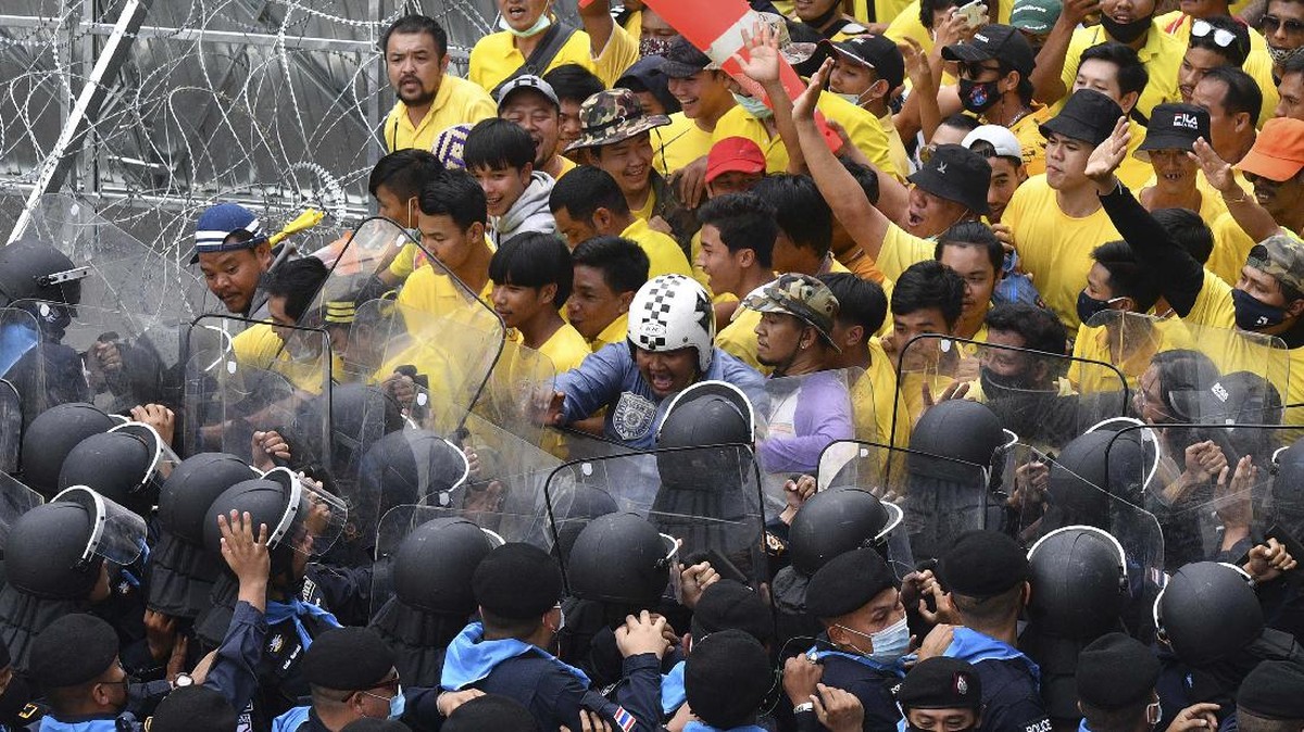 FOTO: Bentrokan Demonstran Thailand dengan Pendukung Raja