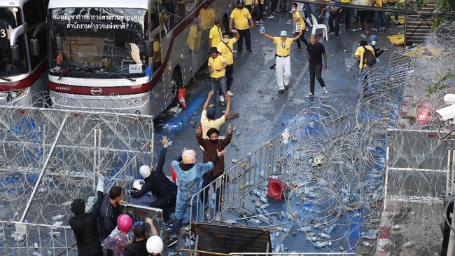 FOTO: Bentrokan Demonstran Thailand dengan Pendukung Raja