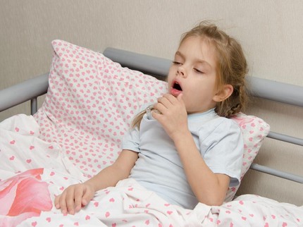 Cara Bedakan Gejala Batuk Pilek COVID-19 dengan Sakit Biasa pada Anak