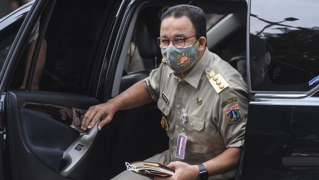 Gubernur DKI Jakarta Anies Baswedan mendapat kunjungan dari istri dan anaknya saat sedang menjalani isolasi mandiri di rumah dinasnya.d