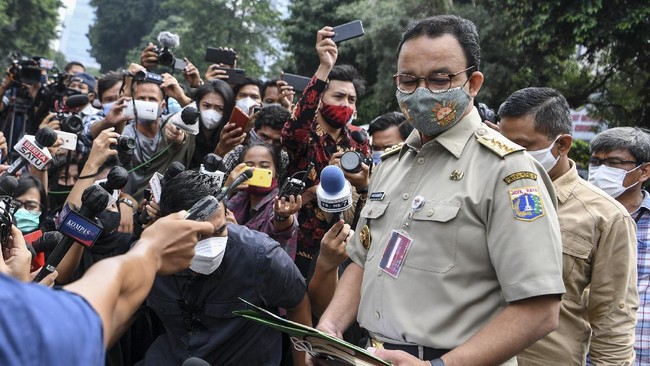 Fraksi PDIP di DPRD DKI meminta Gubernur DKI Anies Baswedan fokus memenuhi janji kampanye menyejahterakan rakyat Jakarta ketimbang berpose baca buku demokrasi.