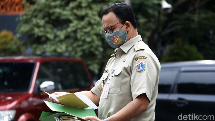 Anies Penuhi Panggilan Polisi Terkait Habieb Rizieq Gubernur DKI Jakarta Anies Baswedan memenuhi undangan Polda Metro Jaya untuk klarifikasi soal kerumunan di acara Habib Rizieq Shihab, Selasa (17/11/2020).