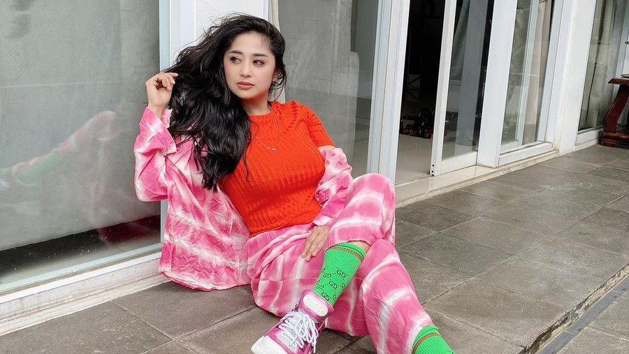 Asyik Joget, Dewi Perssik Disinggung soal Iman Tipis Asyik Joget, Dewi Perssik Disinggung soal Iman Tipis