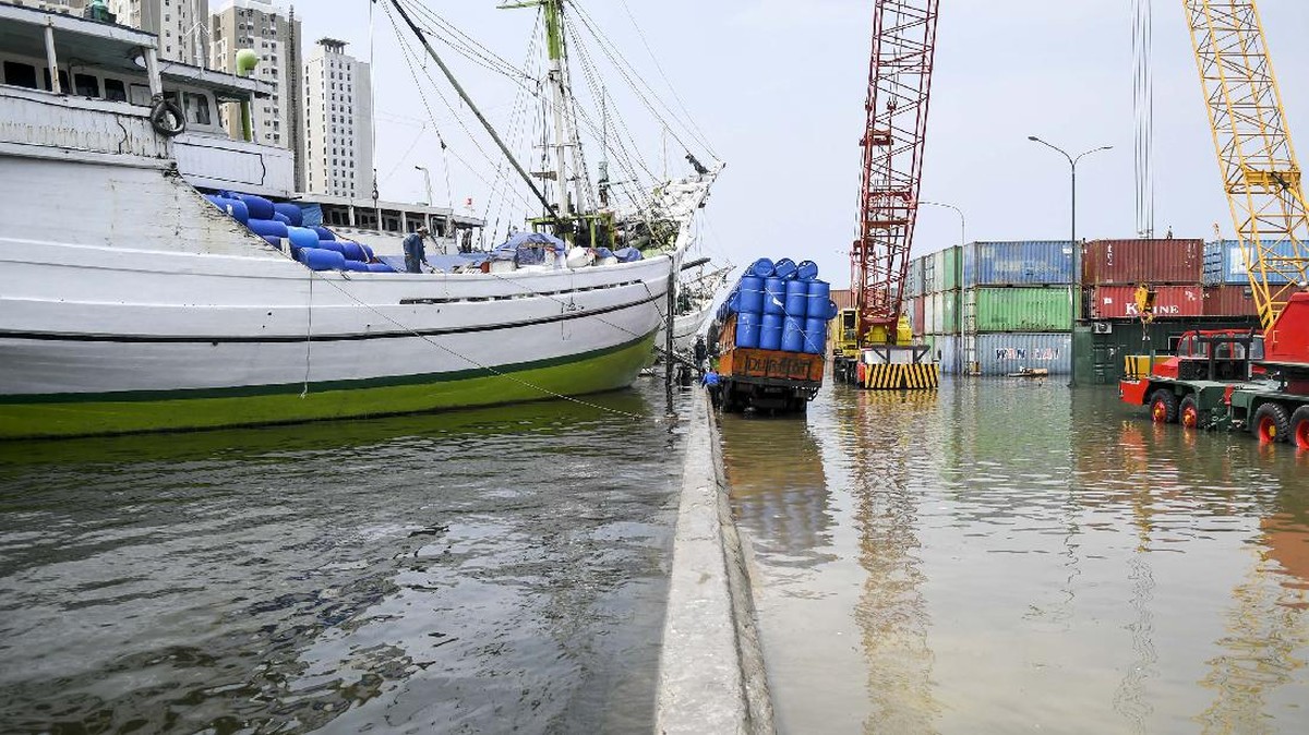 FOTO: Banjir Rob di Kawasan Sunda Kelapa Jakarta Utara