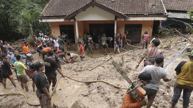 BNPB menyatakan lima warga meninggal dunia akibat tanah longsor di Kabupaten Banyumas, Jateng, pada Selasa (17/11) dini hari.