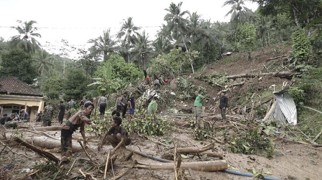 FOTO: Banjir dan Longsor Renggut Korban di Banyumas