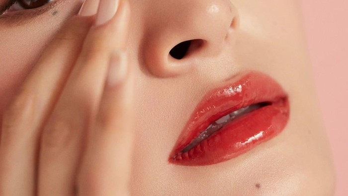 Cara Membuat Glass Lips Ala MUA Katie Jane Hughes Cara Membuat Glass Lips Ala MUA Katie Jane Hughes