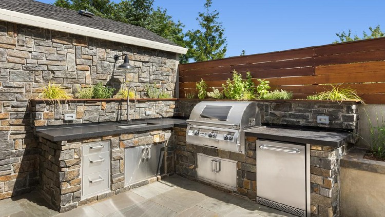 Backyard hardscape entertainment area