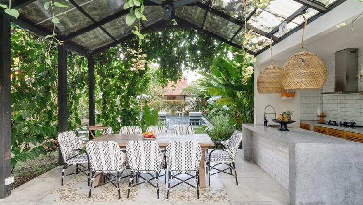dapur outdoor Open kitchen with empty dining room table and chairs outside, against green fresh plants on background