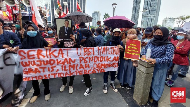 Massa aksi yang terdiri dari buruh, mahasiswa, dan pelajar turut menuntut Kemendikbud agar menggratiskan pendidikan selama pandemi Covid-19.
