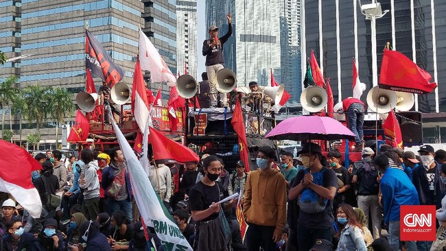 Kabid Humas Polda Metro Jaya menjelaskan alasan pihaknya memisahkan dan mengamankan para aktivis mahasiswa saat May Day, karena mereka bukanlah buruh.