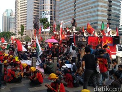 Video Massa Buruh-Mahasiswa Demo di Kemendikbud Usai Konvoi dari DPR