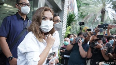 img-title Gisel Ngaku Rekam Video Seks di Medan, Kok Tirainya Mirip Kamar di Jakarta?
